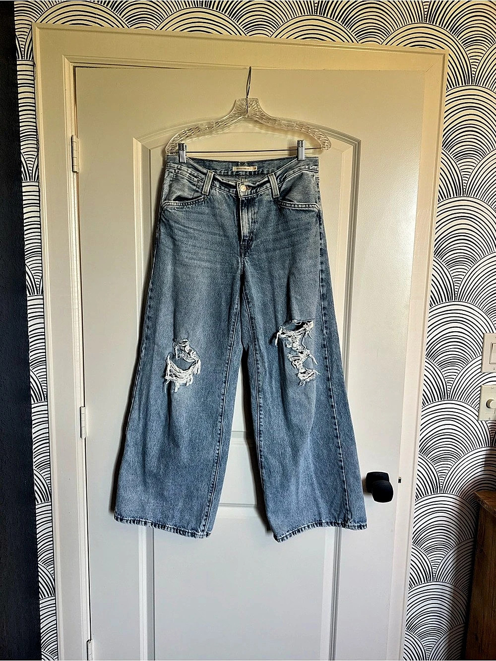 Levi’s 94 Baggy Wide Leg Women's distressed Jeans Waist 28 light Blue